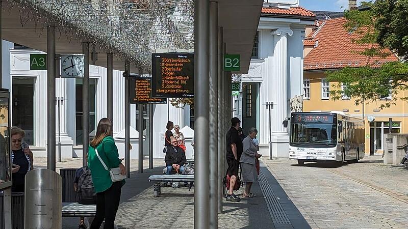 Im Coburger Stadtrat wurde &uuml;ber das Stadtbusangebot diskutiert. Hier der Theaterplatz, an dem alle Linien zusammentreffen.
