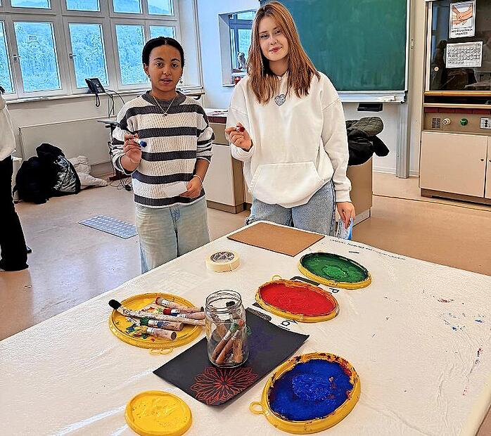 Zwei Sch&uuml;lerinnen der AKMS beim Workshop einer Maler- und Verputzerfirma.