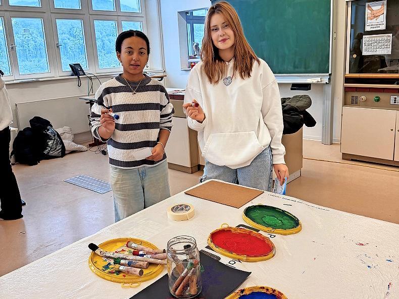 Zwei Sch&uuml;lerinnen der AKMS beim Workshop einer Maler- und Verputzerfirma.