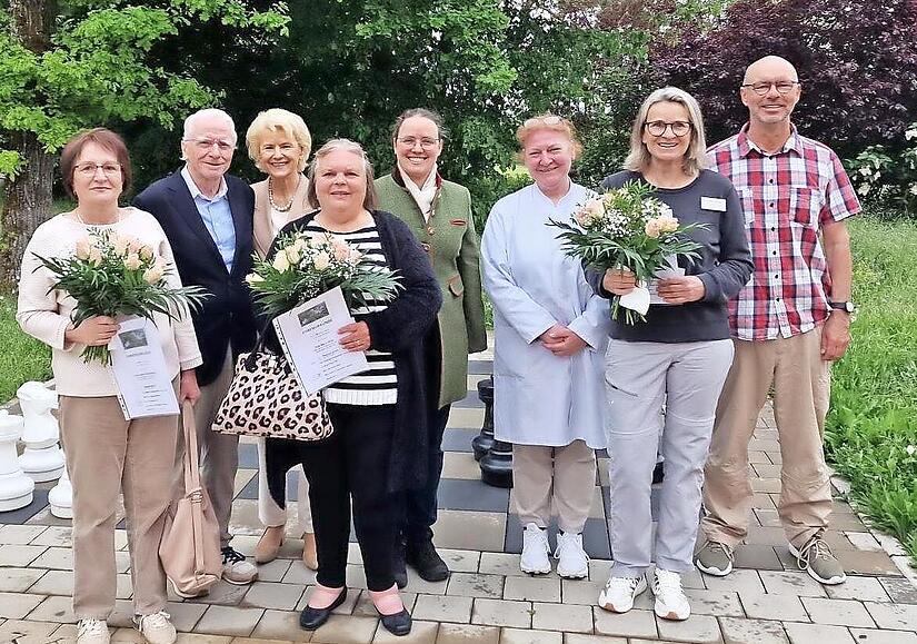 Dienstjubiläen wurden in der Deegenbergklinik gefeiert (von links): Larissa Hartschenko, Prof. Dr. Peter Deeg, Jadwiga Deeg, Gloria Ortiz, Dorothea Deeg, Dr. Susanne Brunner, Barbara Kottlors-Halbig und Paul Riegler. Dienstjubiläen wurden in der Deegenbergklinik gefeiert (von links): Larissa Hartschenko, Prof. Dr. Peter Deeg, Jadwiga Deeg, Gloria Ortiz, Dorothea Deeg, Dr. Susanne Brunner, Barbara Kottlors-Halbig und Paul Riegler.