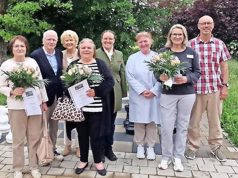 Dienstjubil&auml;en wurden in der Deegenbergklinik gefeiert (von links): Larissa Hartschenko, Prof. Dr. Peter Deeg, Jadwiga Deeg, Gloria Ortiz, Dorothea Deeg, Dr. Susanne Brunner, Barbara Kottlors-Halbig und Paul Riegler.