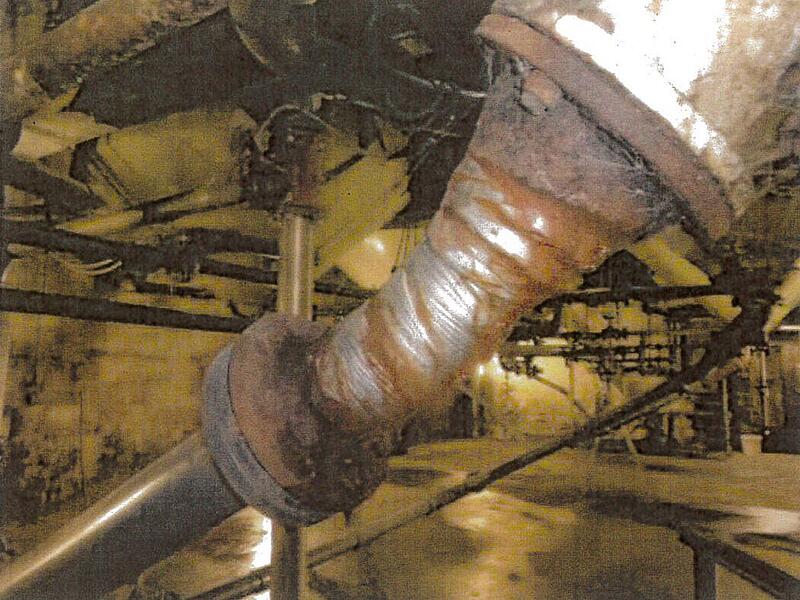 Hygienemängel in Kulmbacher Mälzerei: eine mit Klebeband reparierte und stark verunreinigte Rohrleitung
