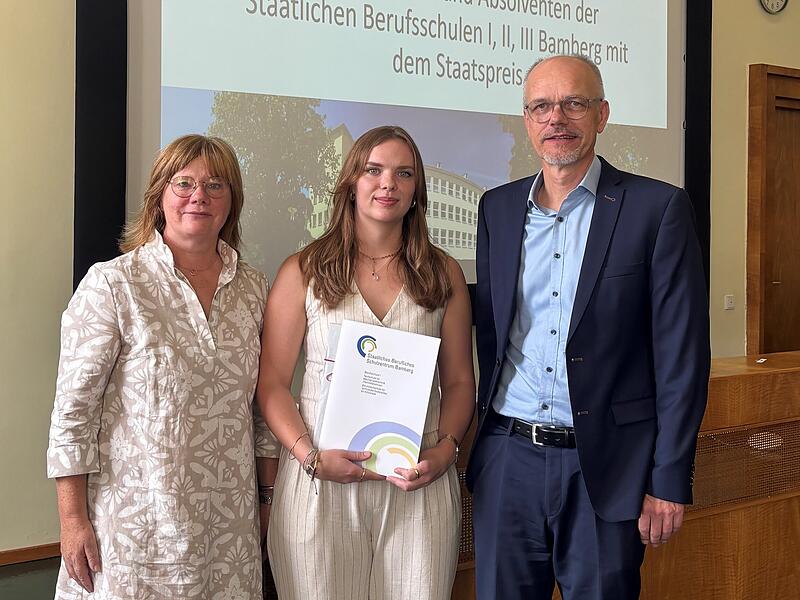 Miriam Ott bei der Verleihung des Staatspreis. Rechts neben ihr der Bereichsleiter Entwicklung von Vierling Georg Herrmann.