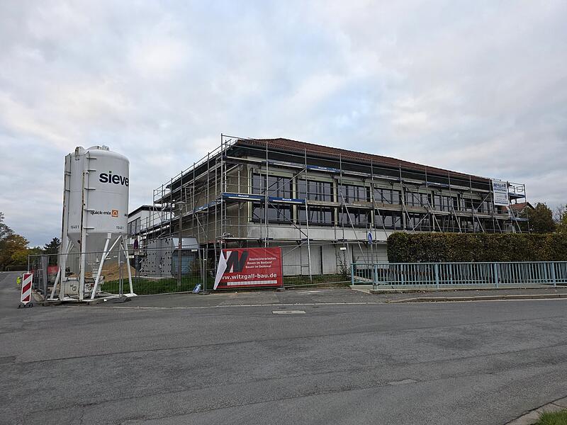 Die Sanierung der Schulturnhalle in Rattelsdorf dauert weiter an. Die Eröffnung verschiebt sich nach hinten.