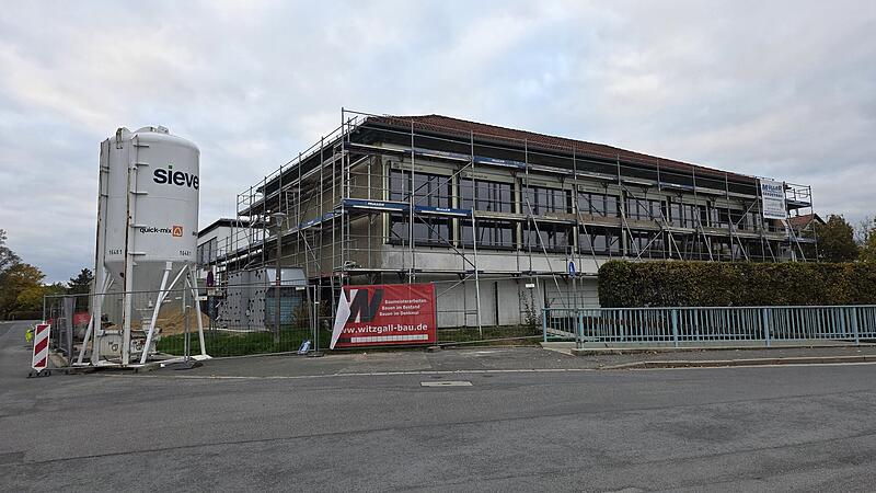 Die Sanierung der Schulturnhalle in Rattelsdorf dauert weiter an. Die Eröffnung verschiebt sich nach hinten.