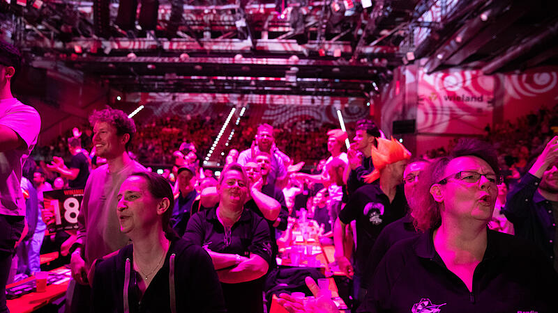 Ausverkaufte Brose Arena und gro&szlig;e Namen des Dartsports: Die Franken Darts Gala in Bamberg begeisterte Fans und Profis gleicherma&szlig;en.