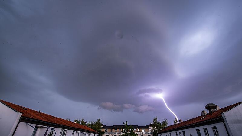 Gewitter über einer Wohnsiedlung Gewitter über einer Wohnsiedlung