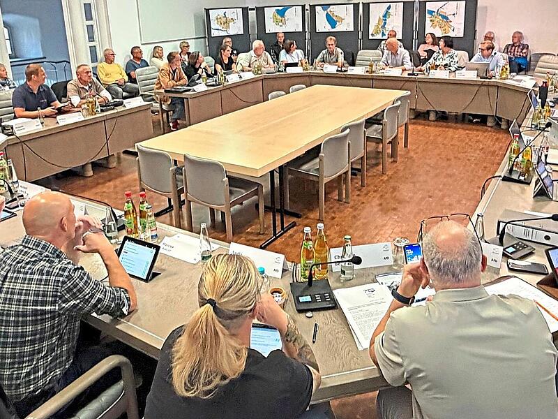 Viele Besucher hörten der Diskussion über die Kindergartengebühren im Stadtrat zu. Viele Besucher hörten der Diskussion über die Kindergartengebühren im Stadtrat zu.