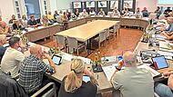 Viele Besucher hörten der Diskussion über die Kindergartengebühren im Stadtrat zu. Viele Besucher hörten der Diskussion über die Kindergartengebühren im Stadtrat zu.