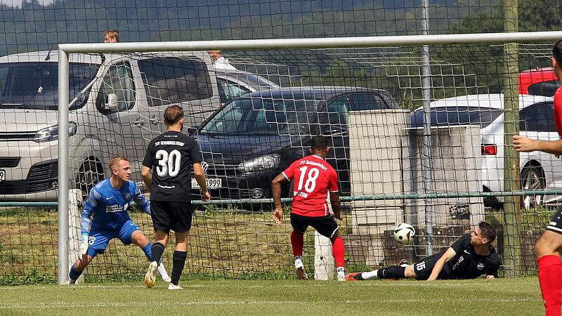 Sechs Treffer kassierte der TSV Schammelsdorf zuletzt gegen die FT Schweinfurt. Hier erzielt Tyrell Walton (Nr. 18) das 1:0; links TSV-Torwart Maximilian Reschke, rechts am Boden Wladislav Nikiforow.