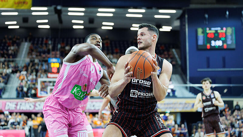 Filip Stanic (rechts, im Duell mit dem Rostocker Malik Osborne) vergab am Sonntagnachmittag sechs Freiwürfe.