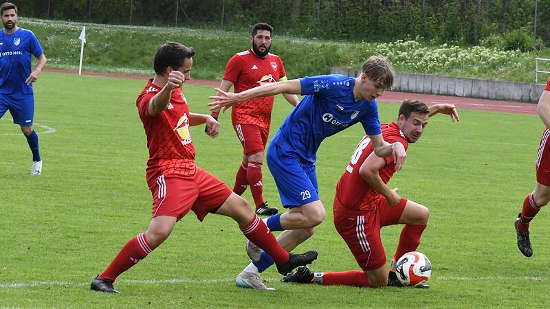 Kann sich Julius R&ouml;dl (in blau) wie in dieser Szene auch mit seinem Team vom FC 06 Bad Kissingen durchsetzen und denn knappen Vorsprung vor dem 1. FC Sand ins Ziel retten. Beim TSV Trappstadt wird es sicherlich nicht einfach werden.