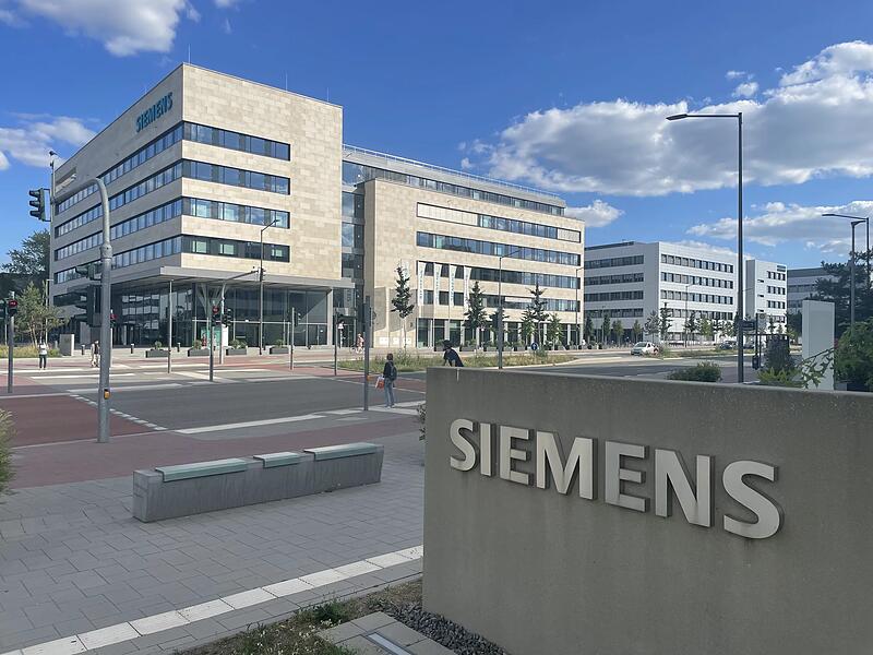 Der Siemens Campus in Erlangen. Anwesenheit im Büro steht nicht „im Mittelpunkt“, heißt es vom größten Arbeitgeber in Erlangen.