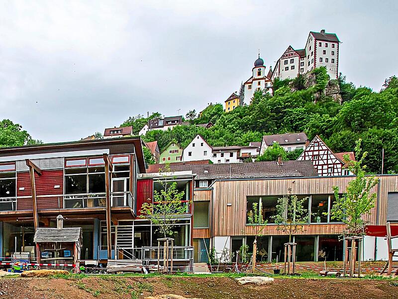 Blick auf die Kita in Egloffstein mit der Burg. Blick auf die Kita in Egloffstein mit der Burg.