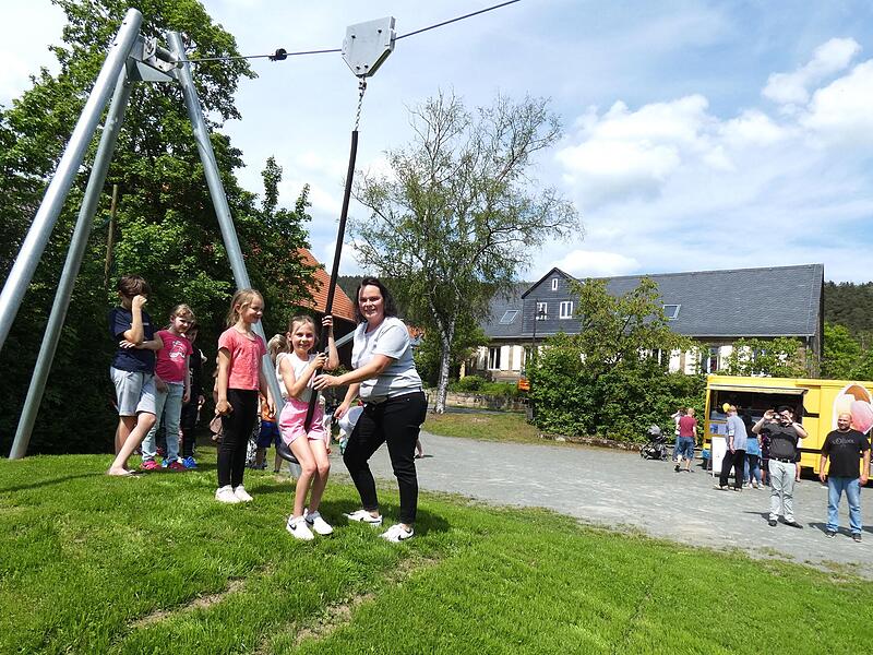 Die neue Seilbahn wird von den Kindern begeistert angenommen.