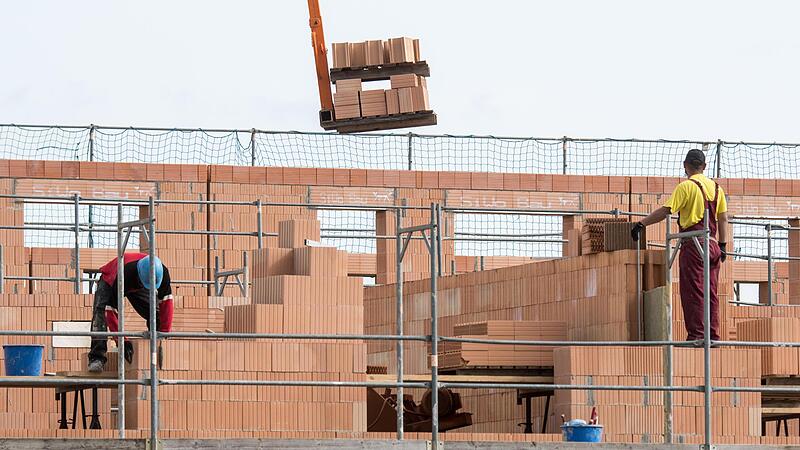 Die Bauzinsen sinken wieder, dennoch ist die Lage am Wohnungsmarkt weiter sehr angespannt.