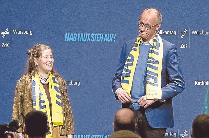Sch&uuml;lerin Amy Kirchhoff nahm den Kanzler ins Gebet.