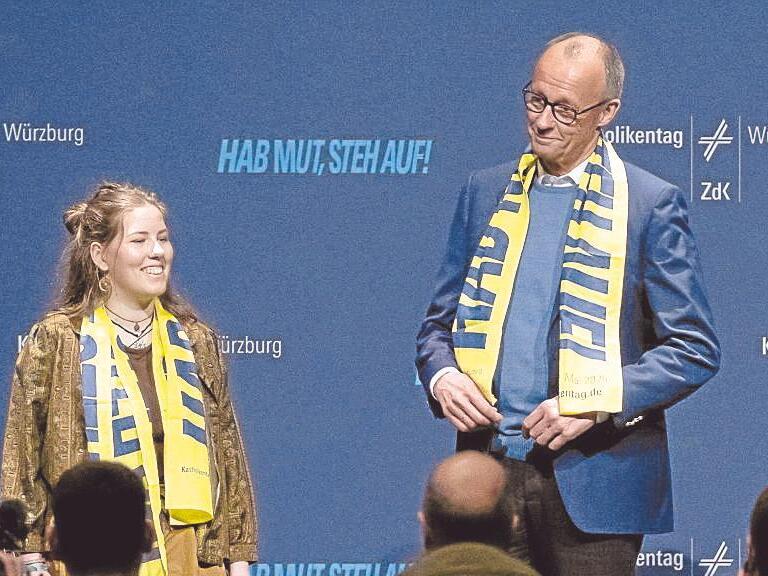 Sch&uuml;lerin Amy Kirchhoff nahm den Kanzler ins Gebet.