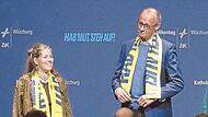 Sch&uuml;lerin Amy Kirchhoff nahm den Kanzler ins Gebet.