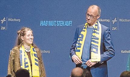 Sch&uuml;lerin Amy Kirchhoff nahm den Kanzler ins Gebet.