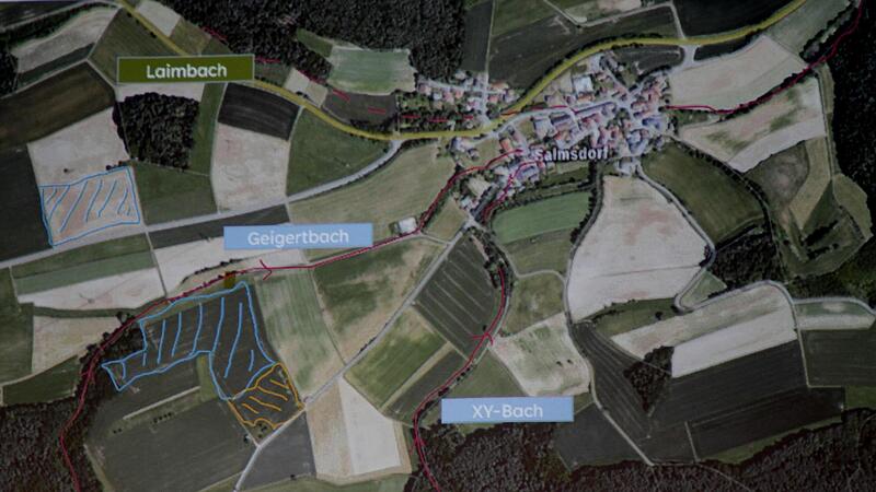 Der Rentweinsdorfer Gemeindeteil Salmsdorf steht derzeit im Mittelpunkt mit der Planung der „Sonnenfarm Renate“ (gestrichelte Flächen) sowie weiteren Maßnahmen zur Eindämmung der Hochwassergefahr entlang der Flurgräben (rote Linien).