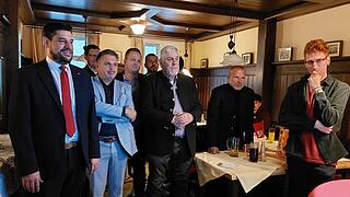 Blick auf den Bildschirm mit den ersten Hochrechungen des Bayerischen Rundfunks: Da wurden der SPD noch 8,9 Prozent der Stimmen prophezeit. Von links: Stefan Sauerteig, Coburgs Oberbürgermeister Dominik Sauerteig, SPD-Kreisvorsitzender Carsten Höl...