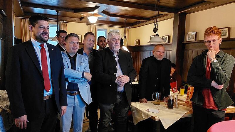 Blick auf den Bildschirm mit den ersten Hochrechungen des Bayerischen Rundfunks: Da wurden der SPD noch 8,9 Prozent der Stimmen prophezeit. Von links: Stefan Sauerteig, Coburgs Oberb&uuml;rgermeister Dominik Sauerteig, SPD-Kreisvorsitzender Carsten H&ouml;l...