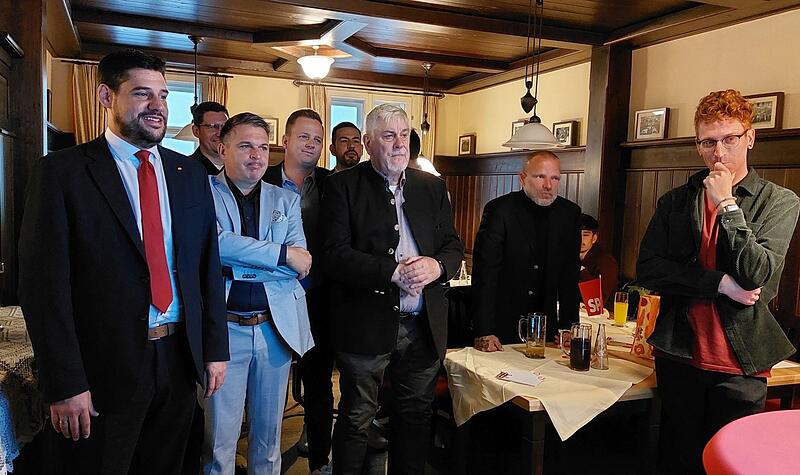 Blick auf den Bildschirm mit den ersten Hochrechungen des Bayerischen Rundfunks: Da wurden der SPD noch 8,9 Prozent der Stimmen prophezeit. Von links: Stefan Sauerteig, Coburgs Oberb&uuml;rgermeister Dominik Sauerteig, SPD-Kreisvorsitzender Carsten H&ouml;l...