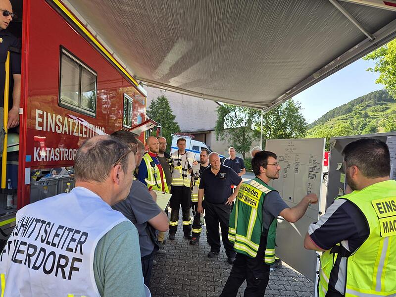 Besprechung der Einsatzleitung.