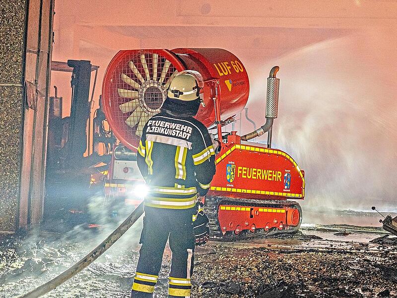 Nach rund eineinhalb Stunden war der Brand wieder unter Kontrolle. Nach rund eineinhalb Stunden war der Brand wieder unter Kontrolle.