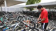 Achmed Alzaidi hat einen der seltenen Abstellplätze am Bahnhofsplatz ergattert und kettet sein Fahrrad an. Wegen der vielen herrenlosen Fahrräder ist der Platz knapp.Forchheim & Fränkische Schweiz