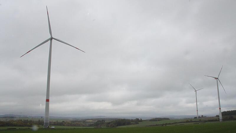 Ähnlich wie der Windpark auf der Kirchleuser Platte bei Mainleus im Landkreis Kulmbach könnte es westlich von Burkheim und im Staatsforst zwischen Baiersdorf und Geutenreuth bald aussehen. Der Gemeinderat befürwortete mehrheitlich die Standorte fü...