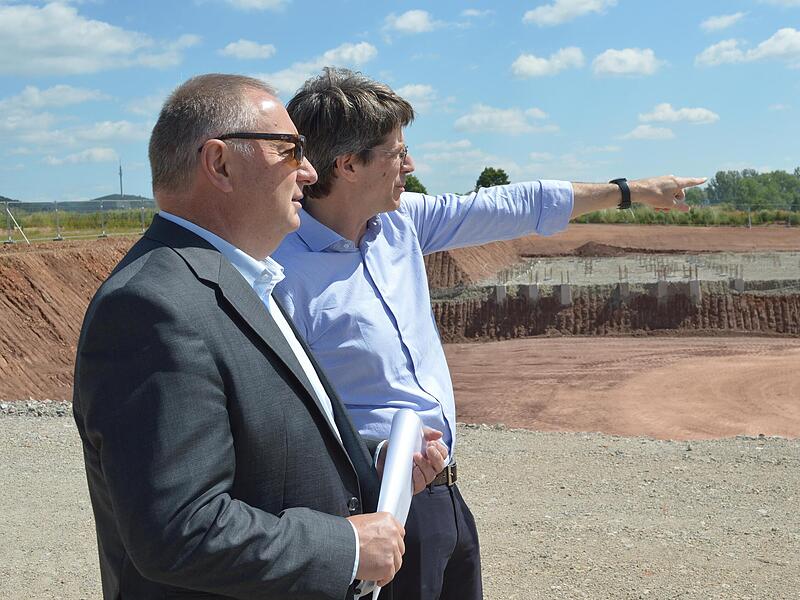 Auf der Hammelburger Baustelle im Gespr&auml;ch: Landrat Thomas Bold und Planungsleiter Grant Kelly.