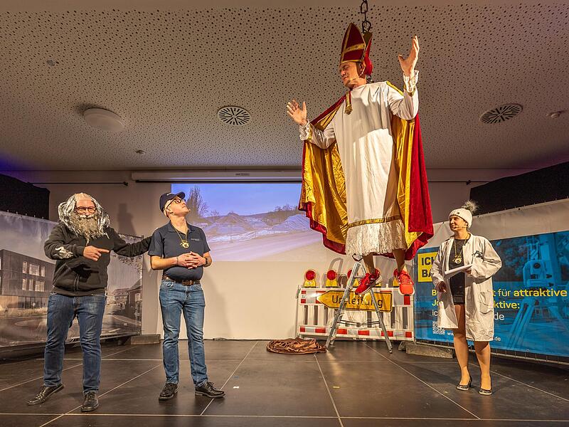 Die Gruppe „Das Original“ ließ sogar den Papst über die Bühne schweben. Später kam noch Markus Söder dazu. Die Gruppe „Das Original“ ließ sogar den Papst über die Bühne schweben. Später kam noch Markus Söder dazu.