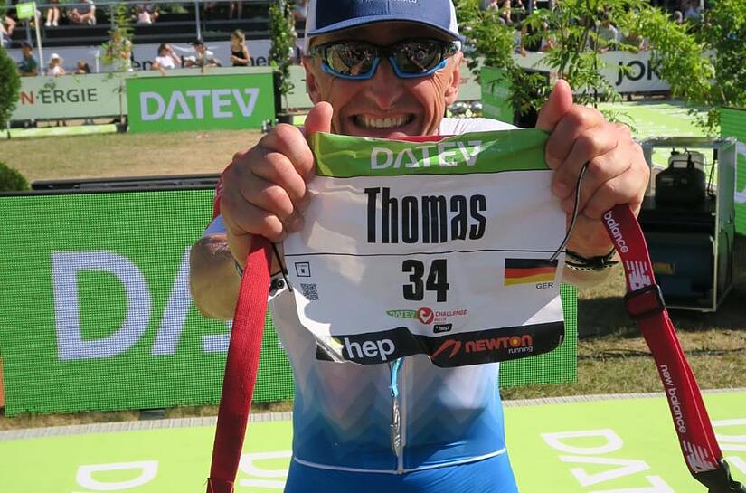 Emotionen nach der Tortur: Thomas Geiger aus Pressig freut sich nach dem 34. Zieleinlauf in Roth zudem &uuml;ber Platz 1 in der Altersklasse 60.
