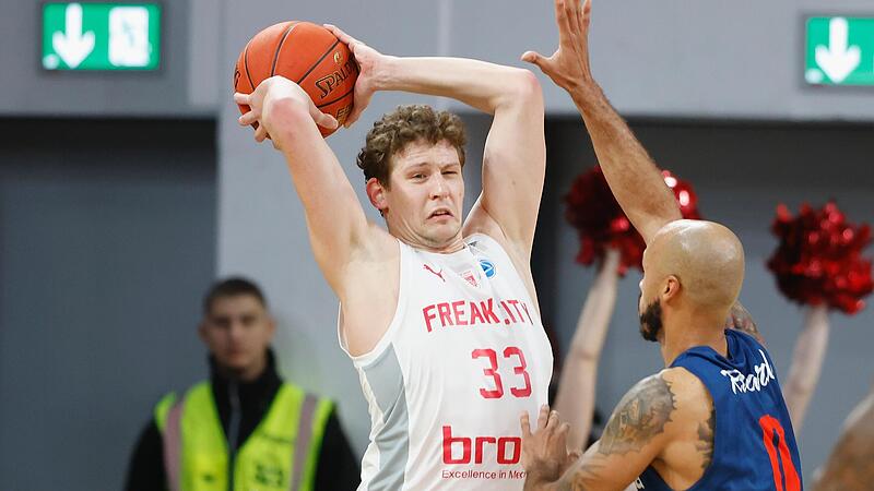 Patrick Heckmann behauptet im Hinspiel den Ball gegen Oradeas US-Guard Kris Richard. Patrick Heckmann behauptet im Hinspiel den Ball gegen Oradeas US-Guard Kris Richard.