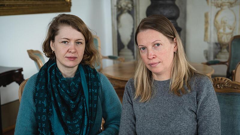 Olena Maksymova (links) und Tatjana Zolotar sind aus  Kiew vor den Bombenangriffen geflohen. Jetzt helfen sie anderen Fl&uuml;chtlingen vor Ort mit ihren Sprachkenntnissen.