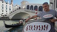 Matteo Secchi vor der Ponte di Rialto. Mit Plakaten versuchten Venezianer darauf aufmerksam zu machen, dass die Einwohnerzahl der Touristenstadt mittlerweile unter 50.000 gesunken ist.