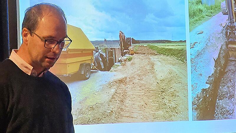 Markus  Henneberger erl&auml;uterte bei der Eichelsberger B&uuml;rgerversammlung  die Trassenf&uuml;hrung f&uuml;r die Trinkwasserversorgung und die Verlegeverfahren.