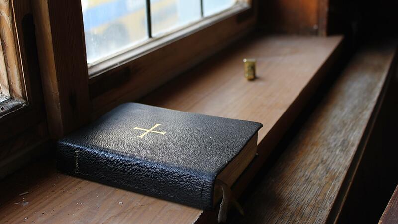 Eine bibel liegt noch auff der Fensterbank. Foto: Julia Raab