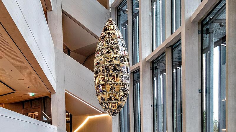 Blickfang auf Zeit: Claus F&ouml;ttingers Lichtobjekt &bdquo;Hanoi/Saigon&ldquo; von 2007 im Globe-Foyer ist Teil der Ausstellung der Julia Stoschek Foundation.