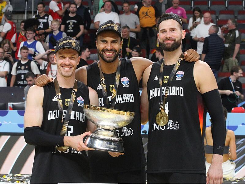 In Bamberg bestens ausgebildet und nun auf dem europäischen Olymp ganz oben: Andi Obst, Johannes Thiemann und Leon Kratzer (von links) mit der EM-Silberschale und mit Gold dekoriert.