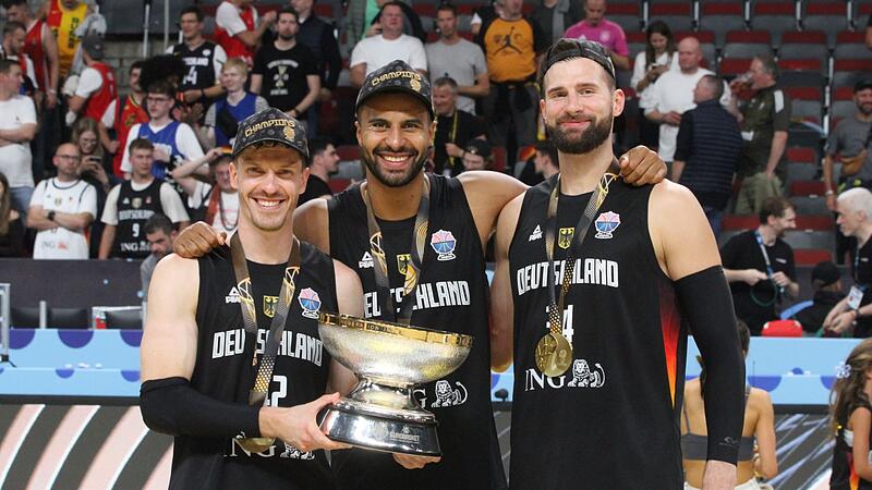 In Bamberg bestens ausgebildet und nun auf dem europäischen Olymp ganz oben: Andi Obst, Johannes Thiemann und Leon Kratzer (von links) mit der EM-Silberschale und mit Gold dekoriert. In Bamberg bestens ausgebildet und nun auf dem europäischen Olymp ganz oben: Andi Obst, Johannes Thiemann und Leon Kratzer (von links) mit der EM-Silberschale und mit Gold dekoriert.