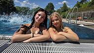 Marie (links) und Emma genie&szlig;en das k&uuml;hlende Wasser.