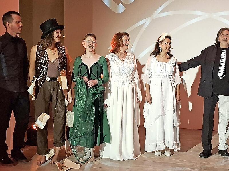 &bdquo;In mondkalter Nacht&ldquo; hie&szlig; das neue Musical. Udo Langer (2. v.r.) und sein Ensemble brachten es auf die B&uuml;hne.