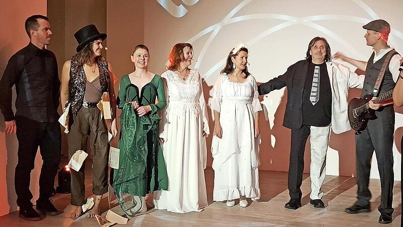 „In mondkalter Nacht“ hieß das neue Musical. Udo Langer (2. v.r.) und sein Ensemble brachten es auf die Bühne. „In mondkalter Nacht“ hieß das neue Musical. Udo Langer (2. v.r.) und sein Ensemble brachten es auf die Bühne.