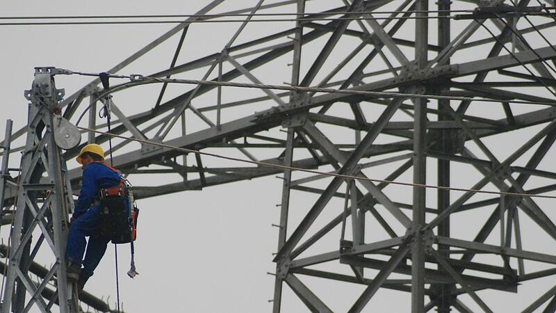 Das wird man künftig öfter sehen: Im Stromnetz im Landkreis werden „Strippen gezogen“.