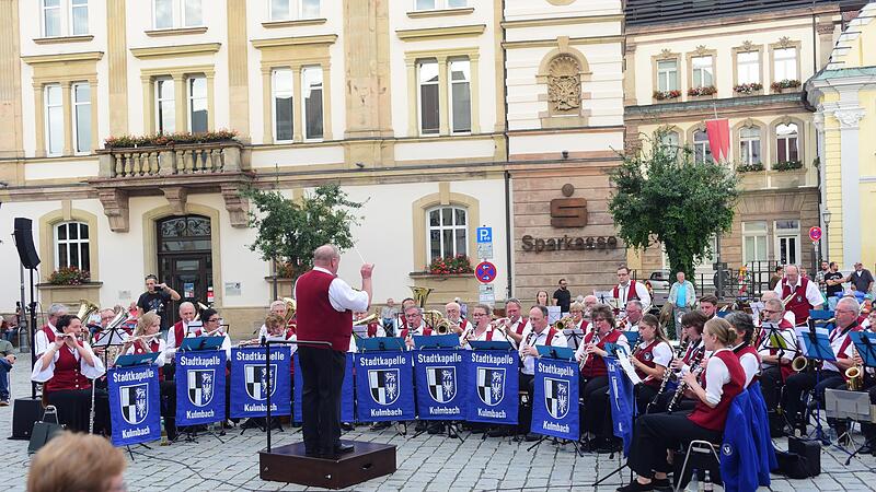 Tradition seit über 30 Jahren: Die Bierfestserenade auf dem Kulmbacher Marktplatz.