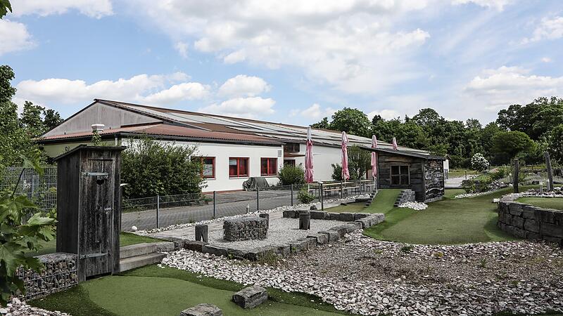 Die Zukunft einer vorübergehenden Halle für Kultur und Veranstaltungen in Forchheim steht auf der Kippe: Den Umbau der Soccerhalle in der Friedrich-Ludwig-Jahn-Straße hat der städtische Planungsausschuss unter Ausschluss der Öffentlichkeit jetzt gestoppt.Forchheim & Fränkische Schweiz