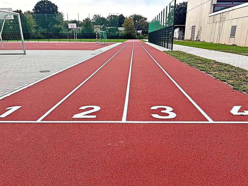 Neben der 100-Meter-Laufbahn sind an der Michelauer Schule auch ein Fußballrasenplatz, ein ein Mehrzweckspielfeld eine Hochsprunganlage, eine Kugelstoßanlage, eine Weitsprunganlage und ein Beachvolleyballfeld neu entstanden. Gemeinde Michelau Neben der 100-Meter-Laufbahn sind an der Michelauer Schule auch ein Fußballrasenplatz, ein ein Mehrzweckspielfeld eine Hochsprunganlage, eine Kugelstoßanlage, eine Weitsprunganlage und ein Beachvolleyballfeld neu entstanden. Gemeinde Michelau